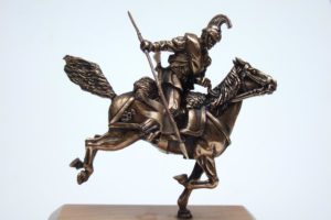dragone a cavallo in bronzo massiccio su base in legno di ciliegio