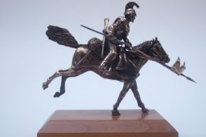 dragone a cavallo in bronzo massiccio su base in legno di ciliegio