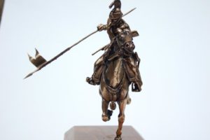 dragone a cavallo in bronzo massiccio su base in legno di ciliegio