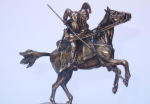 dragone a cavallo in bronzo massiccio su base in legno di ciliegio