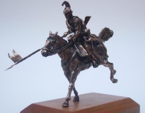 dragone a cavallo in bronzo massiccio su base in legno di ciliegio