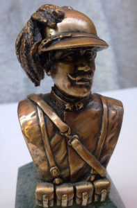 Fante in bronzo massiccio su base in marmo verde Guatemala