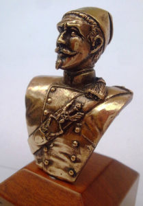 Guardia di polizia a cavallo con fez uniforme del 1877 in bronzo massiccio su base in marmo verde Guatemala