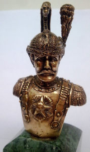 busto corazziere in alta uniforme in bronzo massiccio su base in marmo verde Guatemala