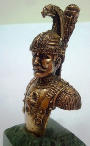 busto corazziere in alta uniforme in bronzo massiccio su base in marmo verde Guatemala