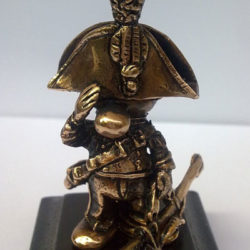 caricatura carabiniere in grande uniforme in bronzo massiccio su base in legno