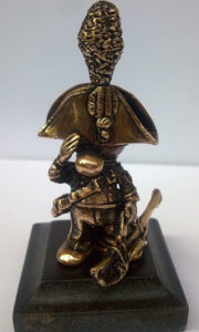 caricatura carabiniere in grande uniforme in bronzo massiccio su base in legno
