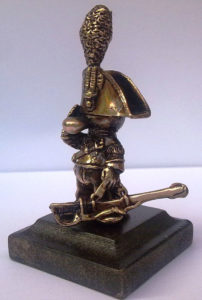caricatura carabiniere in grande uniforme in bronzo massiccio su base in legno
