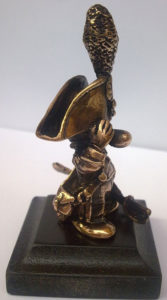 caricatura carabiniere in grande uniforme in bronzo massiccio su base in legno