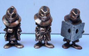 caricature agente segreto varie posizioni in bronzo massiccio su base in legno