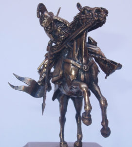 dragone a cavallo in bronzo massiccio su base in legno di ciliegio