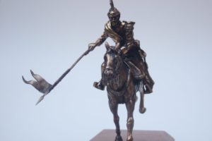 dragone a cavallo in bronzo massiccio su base in legno di ciliegio