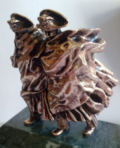 statua raffigurante carabinieri nella tormenta in bronzo massiccio su base in marmo verde Guatemala